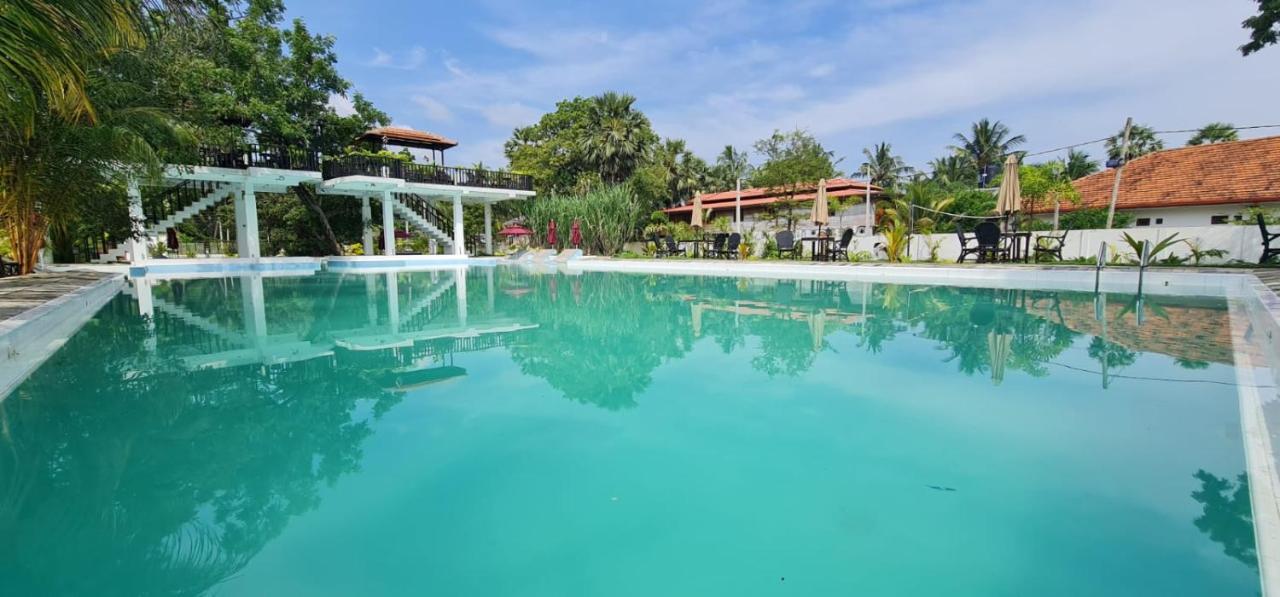 Lucky Beach Resort Trincomalee Kültér fotó